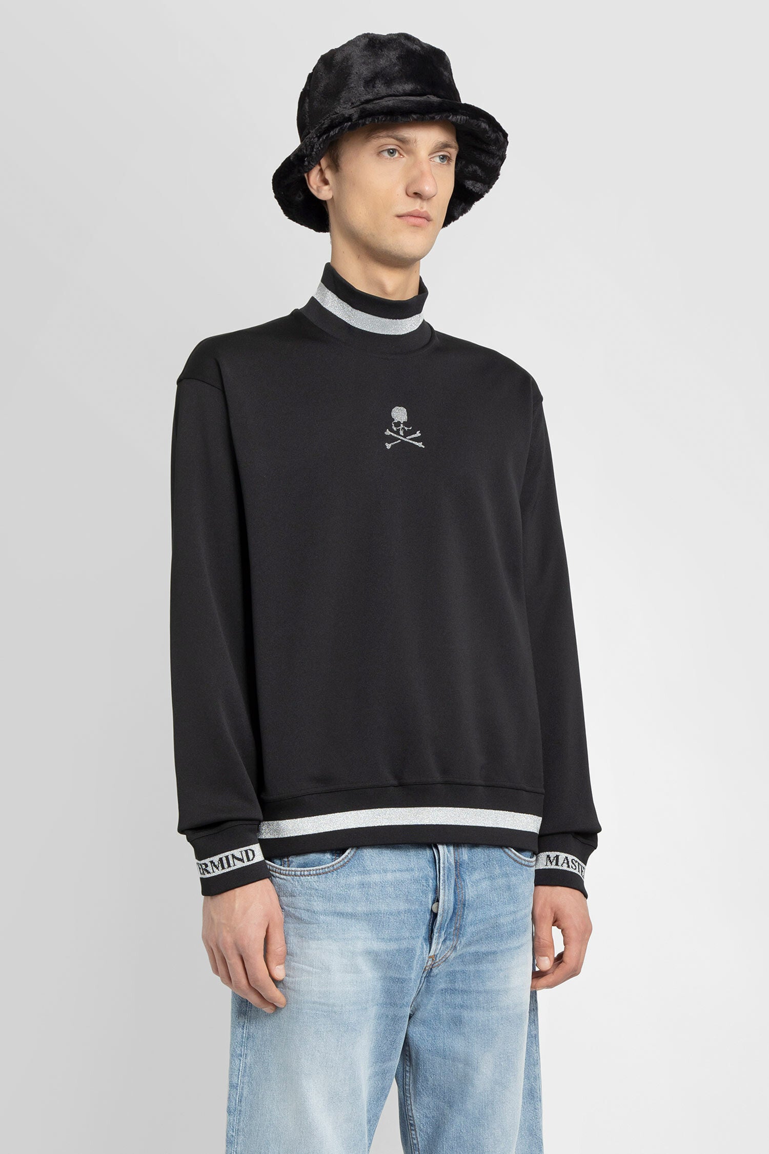MASTERMIND WORLD BLACK SWEATSHIRTS