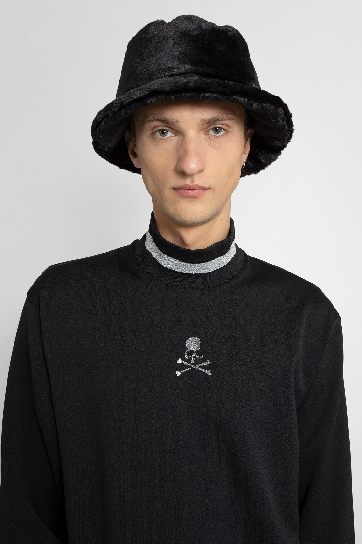 MASTERMIND WORLD BLACK SWEATSHIRTS